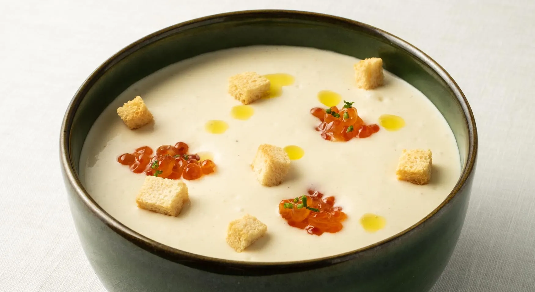 Vichyssoise fría de puerro y patata, bacalao esqueixado y huevas de trucha