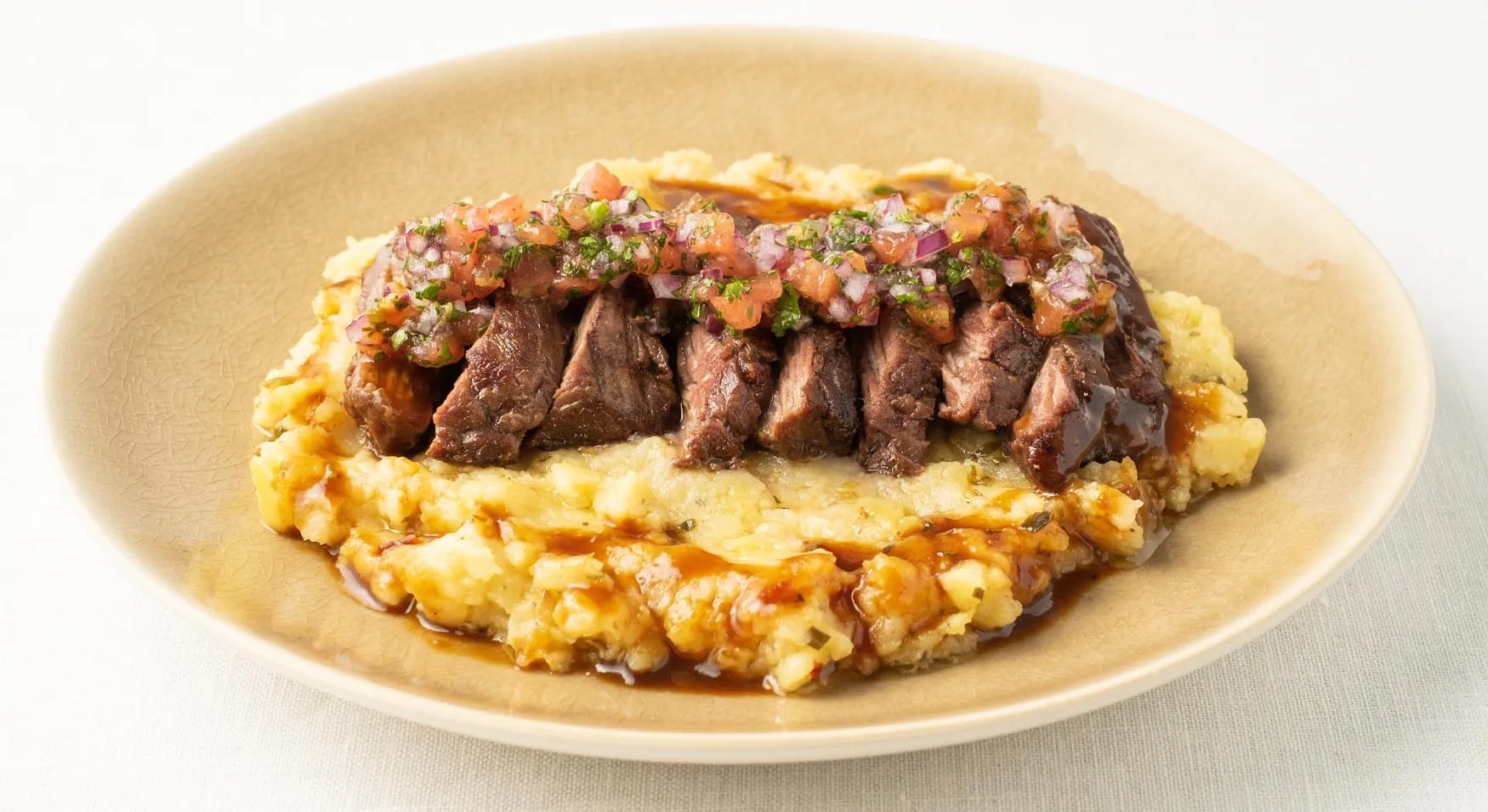 Entraña de vaca asada, patata mortero, chimichurri y chalaquita