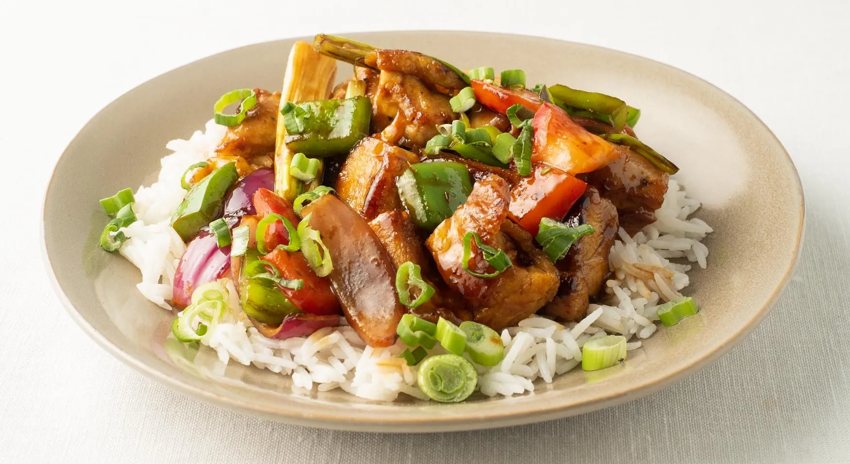 Salteado de pollo asiático, verduras y arroz blanco