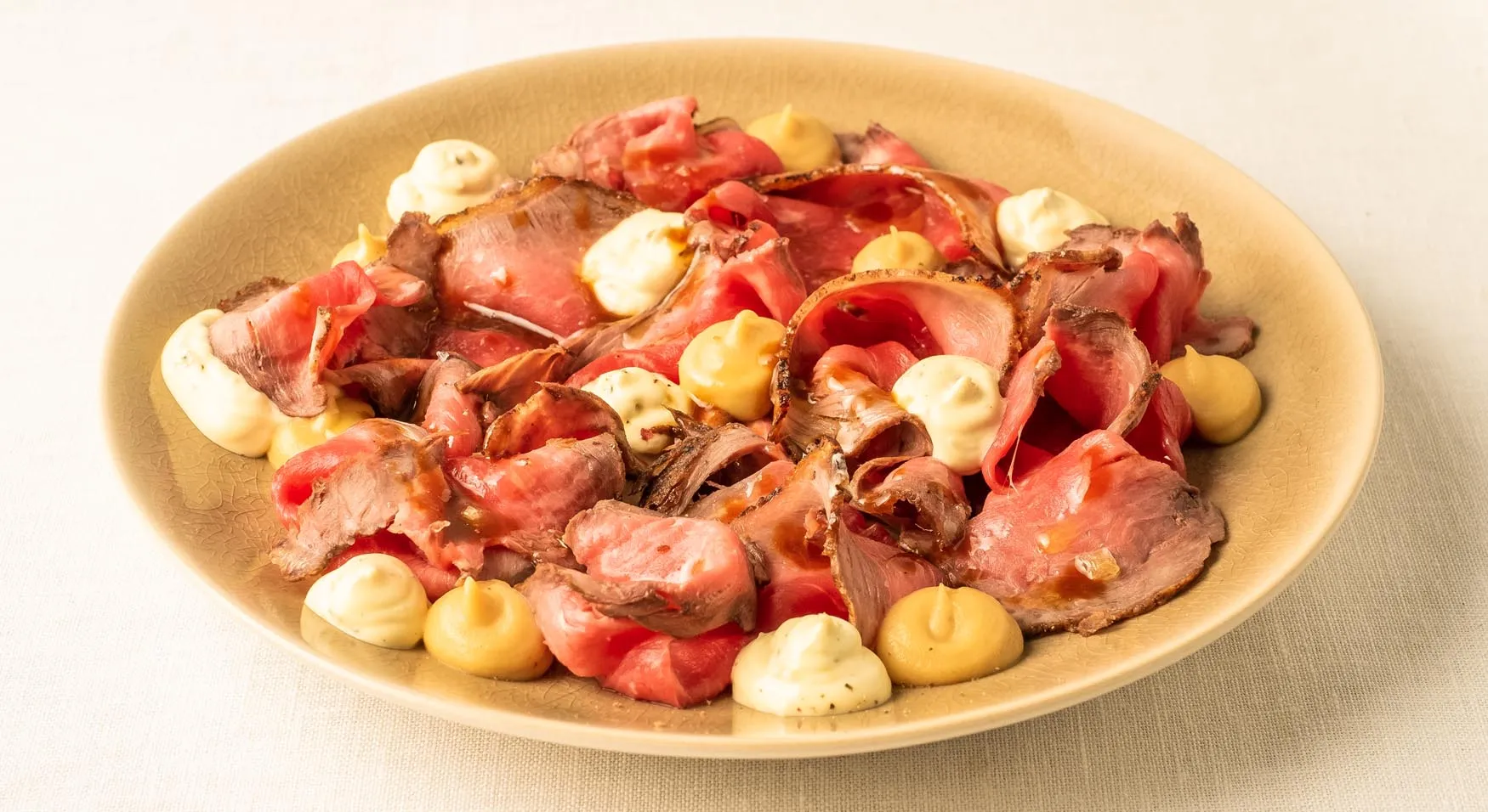 Roast beef de ternera, puré de manzana y salsa tártara