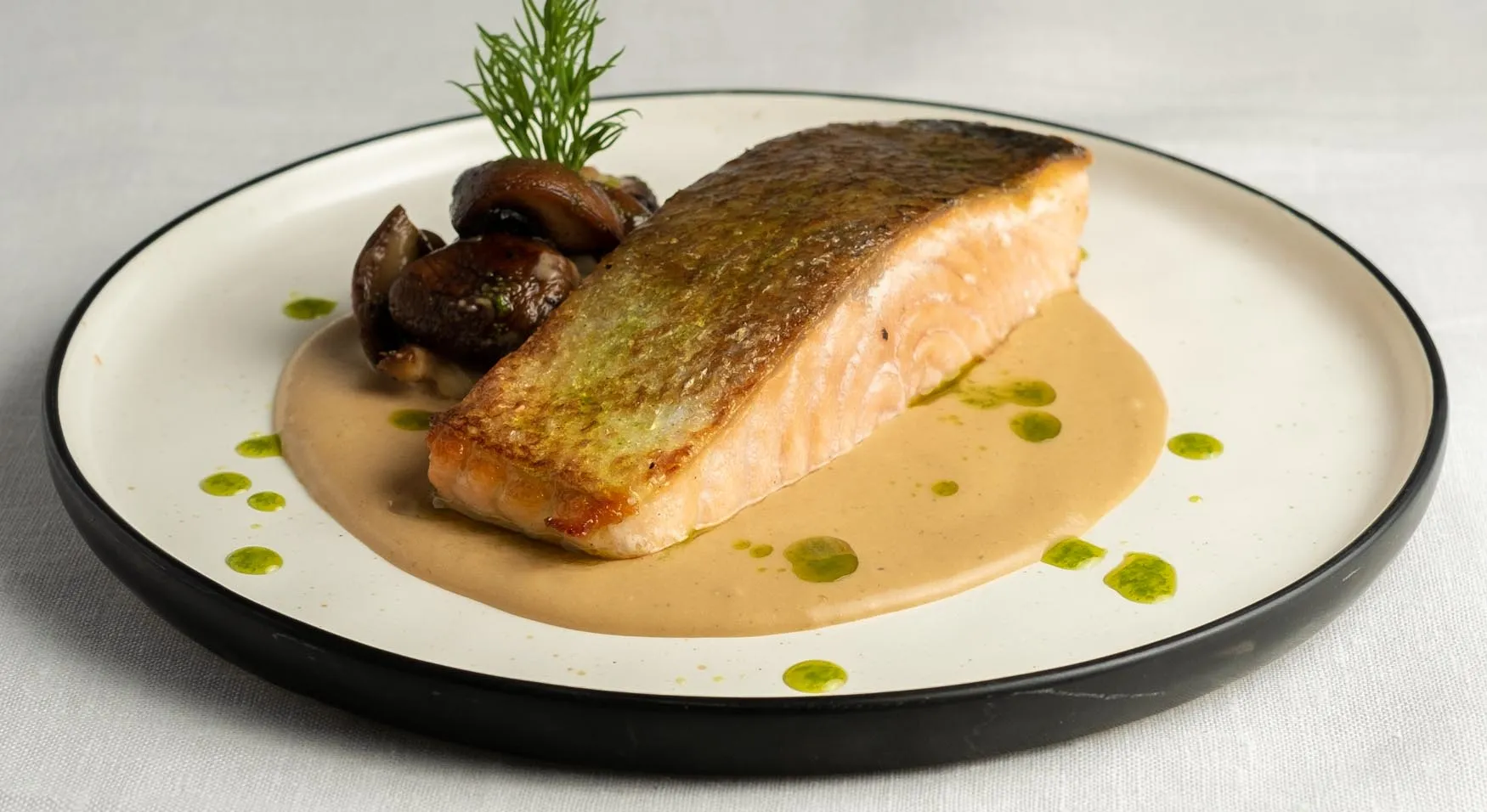 Salmón fresco asado con setas de temporada y cremita de ceps