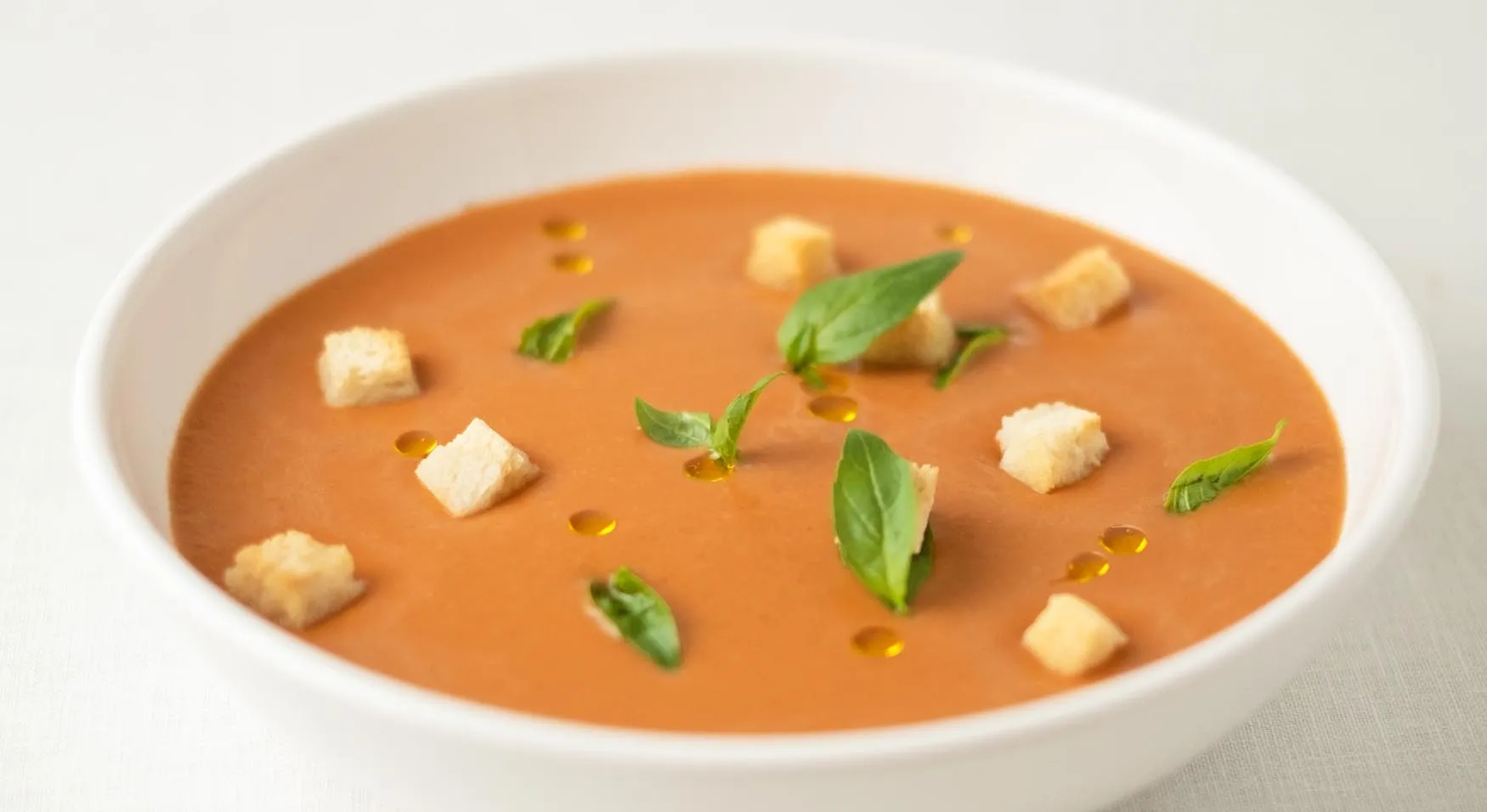 Sopa fría de tomate y albahaca a modo de gazpacho