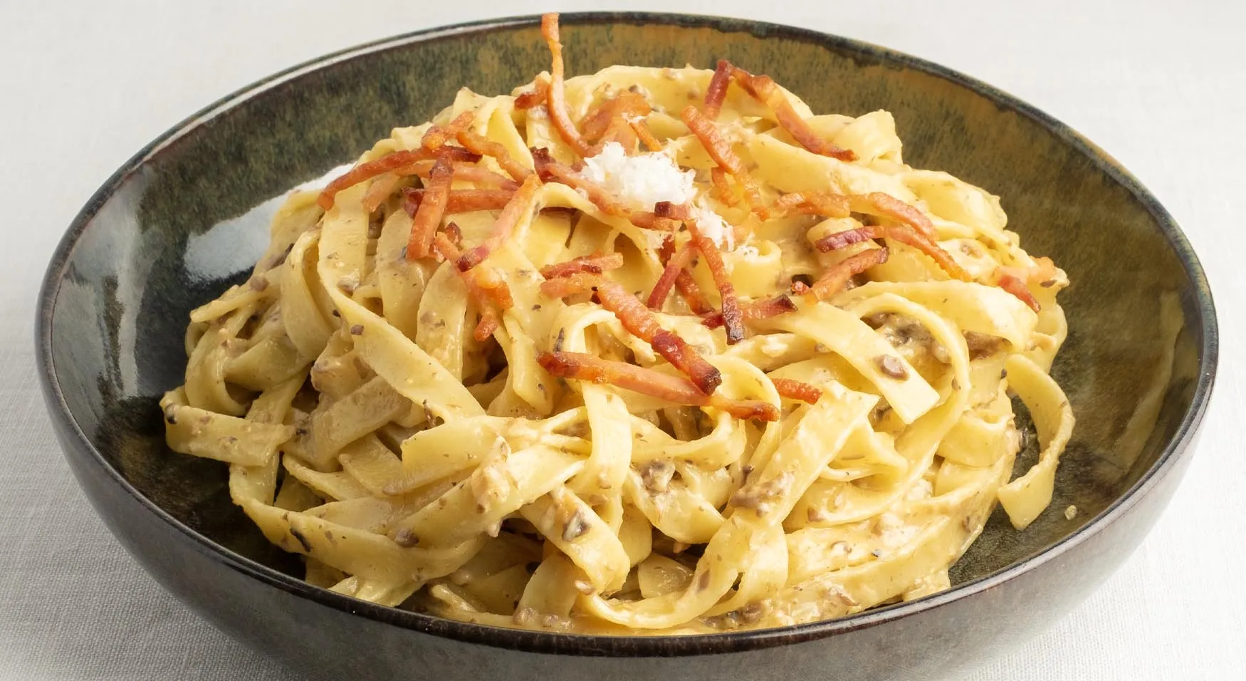 Pasta fresca carbonara, con panceta ahumada, champiñones y cebolla caramelizada